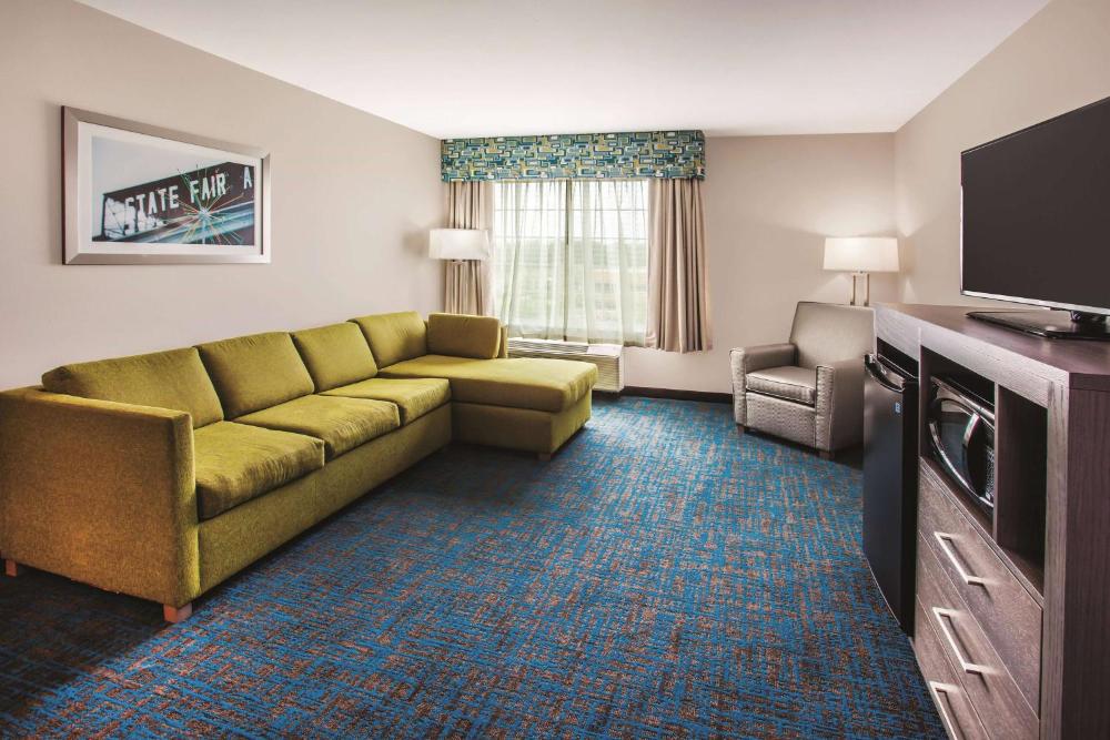 One-Bedroom King Suite - Non-Smoking interior